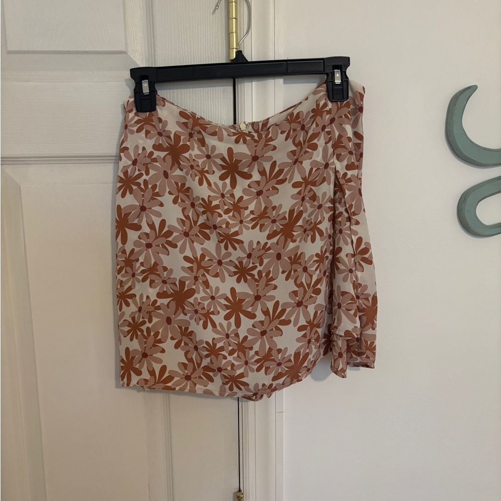 NWOT Vestique Floral Skort